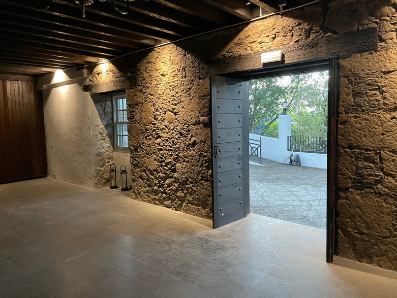 Una de las salas interiores con iluminación hacia la pared de piedra. Los eventos en este espacio se disfrutan